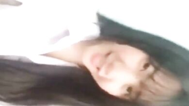 シャワーを浴びて着替えた後に自撮りをする