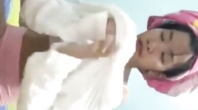 シャワーを浴びて着替えた後に自撮りをする