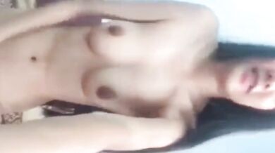 シャワーを浴びて着替えた後に自撮りをする