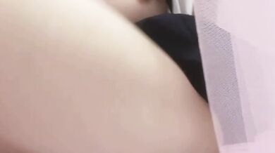 貧乳少女床上脫衣自慰2