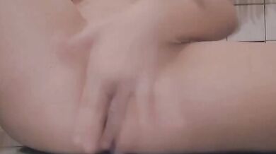 大学生のライ・シアンはモデルを買うために自慰行為をしている自分の写真を撮った