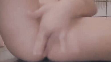 大学生のライ・シアンはモデルを買うために自慰行為をしている自分の写真を撮った