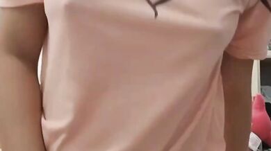 妹子用假陽具磨蹭裡面1