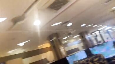 大奶黑絲騷貨網吧露奶