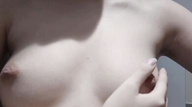 馬尾妹妹廁所摸奶自拍2