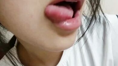 女子高生が舌を出して穴を掘る