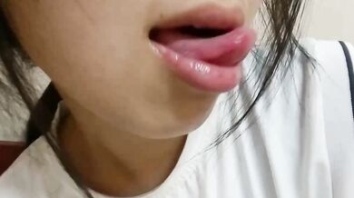 高中騷妹吐舌挖穴流水