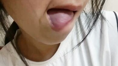 女子高生が舌を出して穴を掘る