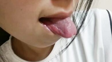 女子高生が舌を出して穴を掘る