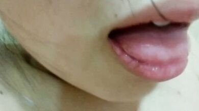 女子高生が舌を出して穴を掘る