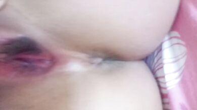 Cô gái khỏa thân và đang ham muốn