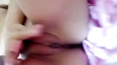 Cô gái khỏa thân và đang ham muốn