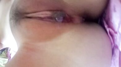 Cô gái khỏa thân và đang ham muốn