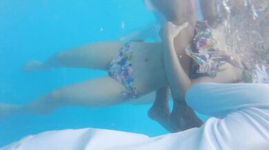 超級稀有 超清晰泳池水中青春超嫩全腿 多角度超臨場感跟拍 無重力感頂級視覺盛宴