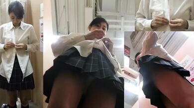 マルチレンズで撮影された、小柄な日本の女の子の着替えの様子