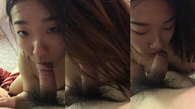 Cận cảnh một cô gái dễ thương đang ăn một con gà trống