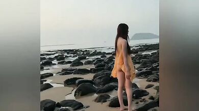 貧乳美女海邊露出