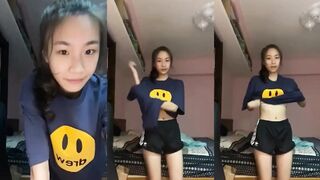 Student Yan takes off his clothes