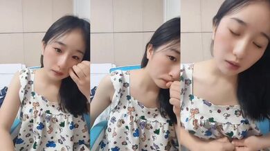 A beautiful girl with a good figure, pure and cute, seductive, showing off naked under the command of a wolf friend, rubbing her tits and playing with her pussy, urinating in the bathroom, moaning and cumming, so sexy