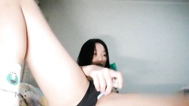 気持ち悪い女の子がミルクペンでオナニーする