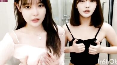 The big-eyed and beautiful-breasted female anchor "Elyn" who looks like Zhao Yihuan takes her bestie to a double shower show