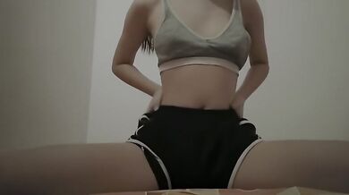 マレーシアの少女が自分の体を披露し、胸を揉む