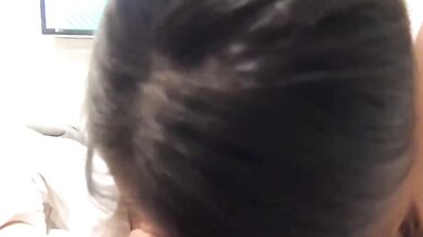 Người phụ nữ xinh đẹp rất hợp tác.