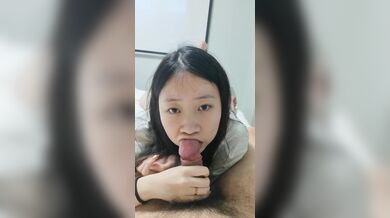 貧乳妹子肉棒磨牙口交