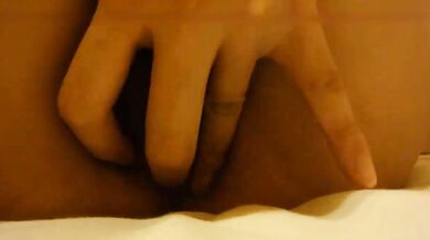 台湾のカップルはアナルセックスだけでは満足できず、マンコも指で弄る
