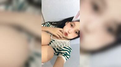 貧乳タイ人少女のストリップ自撮り