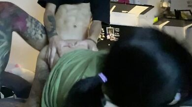 新加坡妹妹自拍被紋身男友後入