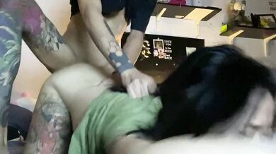 新加坡妹妹自拍被紋身男友後入