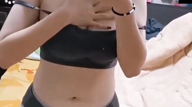 短髮學生脫衣揉奶