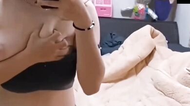 短髮學生脫衣揉奶