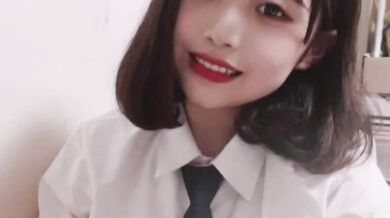 Short-haired girl masturbates to produce white sauce