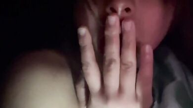 奶妹深夜全裸自慰吃淫水