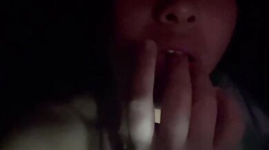 奶妹深夜全裸自慰吃淫水