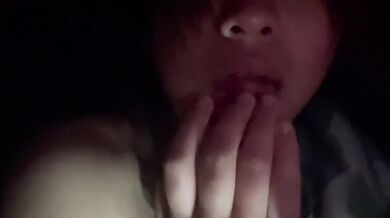 奶妹深夜全裸自慰吃淫水