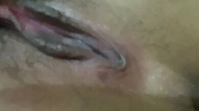 タトゥーを入れた女が裸で胸を揉み、オマンコを触る 1