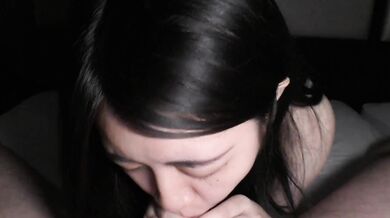 純粋でかわいい日本の女の子のフェラチオ