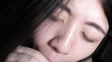 純粋でかわいい日本の女の子のフェラチオ