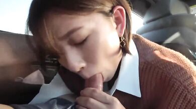 かわいいショートヘアの女の子が車の中でフェラチオをする