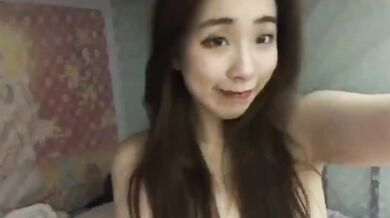 コントラストのある美しさの裸の自撮り指マン