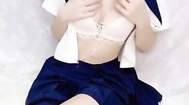 若い女性がディルドでオナニーする