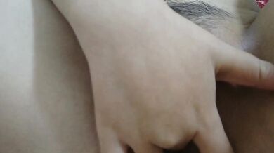 妹はベッドの上で裸になり潮吹きする