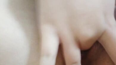 妹はベッドの上で裸になり潮吹きする