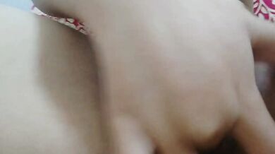 妹はベッドの上で裸になり潮吹きする