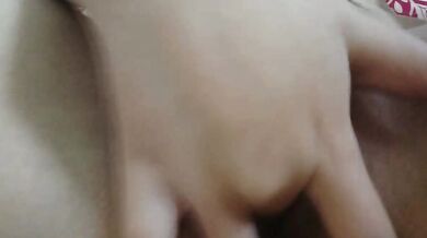 妹はベッドの上で裸になり潮吹きする