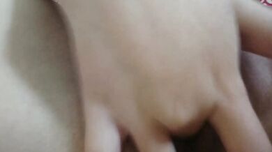 妹はベッドの上で裸になり潮吹きする