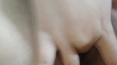 妹はベッドの上で裸になり潮吹きする